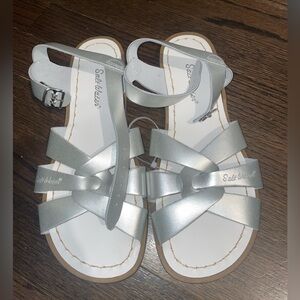 Saltwater sandals size 7